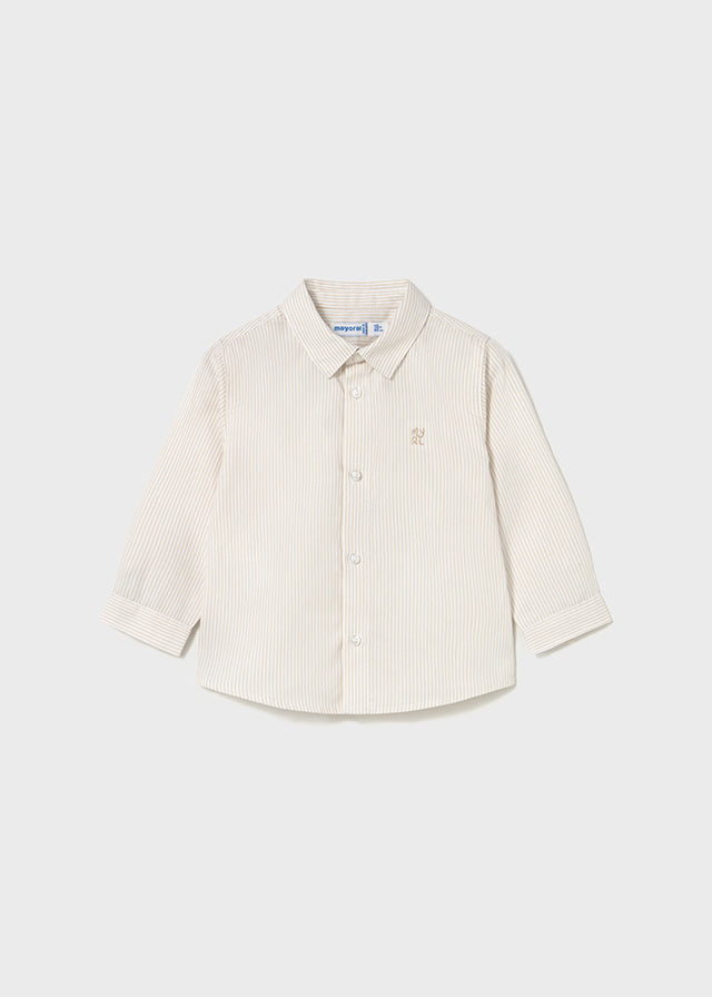 Pantalón tirantes con camisa beige