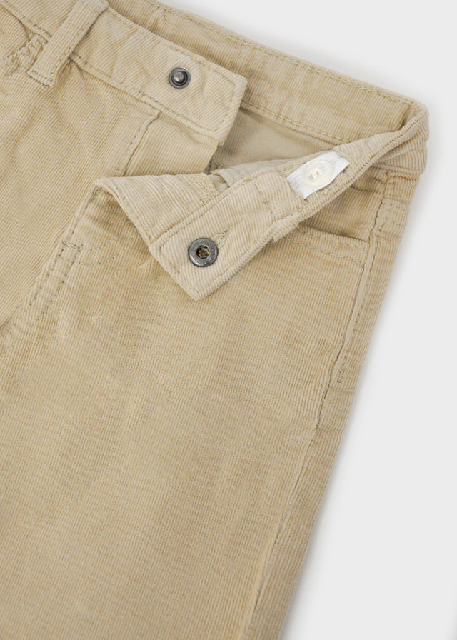 Conjunto pantalón caqui con suéter ballena