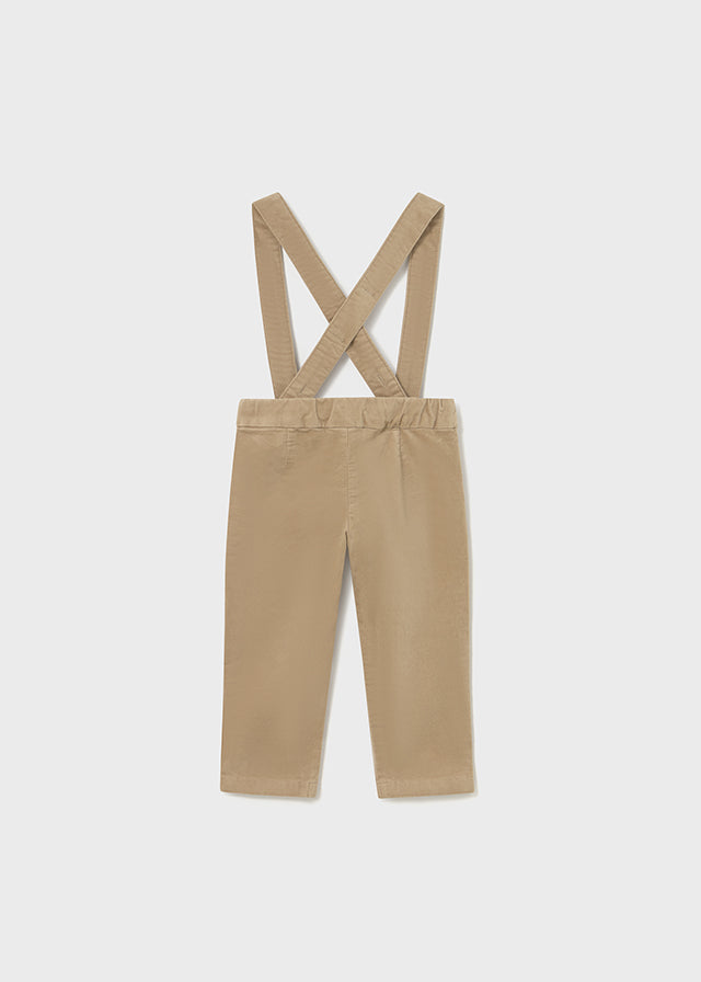 Pantalón tirantes con camisa beige