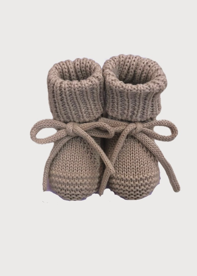 Zapatitos tejidos de crochet cintas caqui