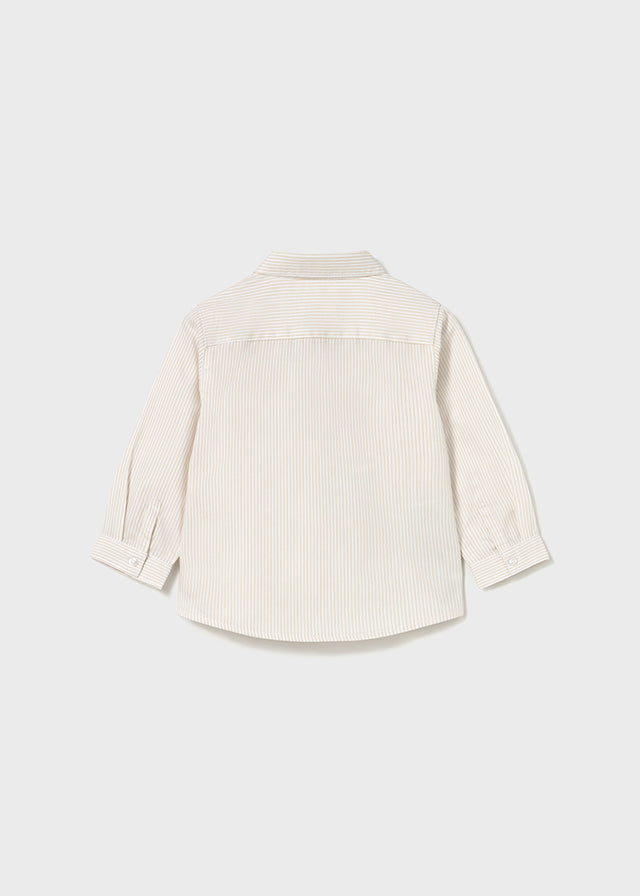 Pantalón tirantes con camisa beige