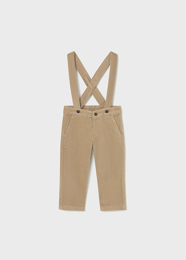 Pantalón tirantes con camisa beige