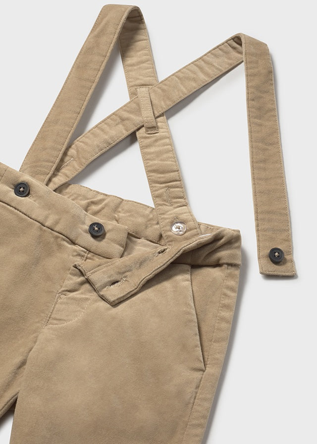 Pantalón tirantes con camisa beige