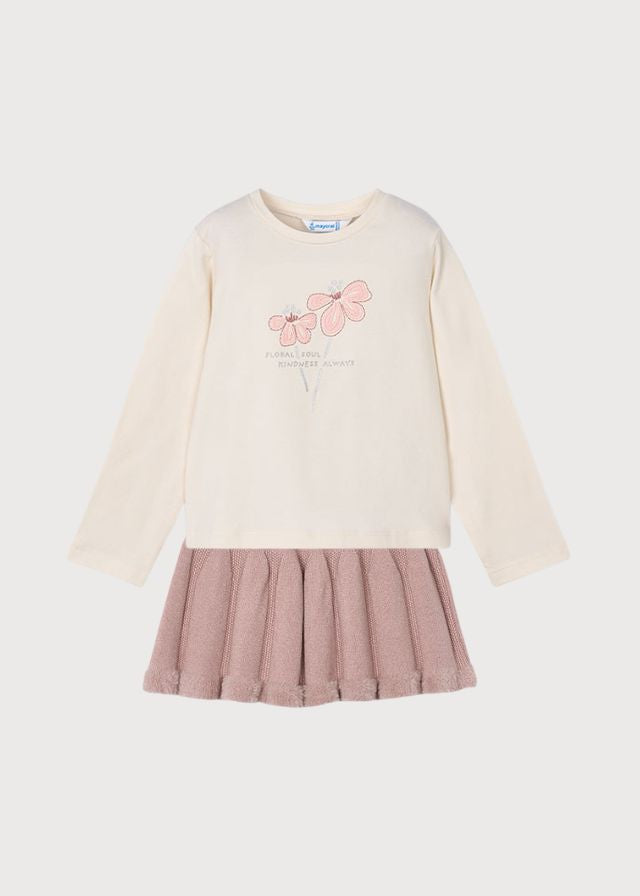 Conjunto mini falda blusa maquillaje