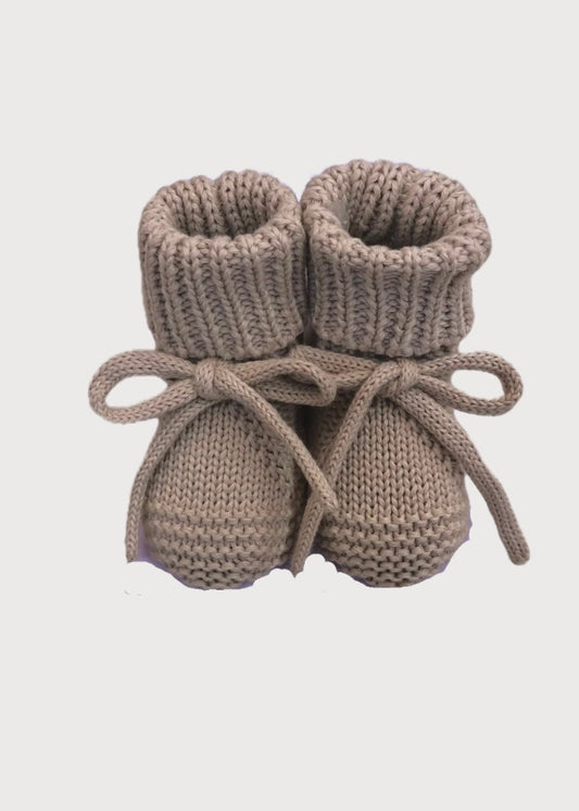 Zapatitos tejidos de crochet cintas caqui