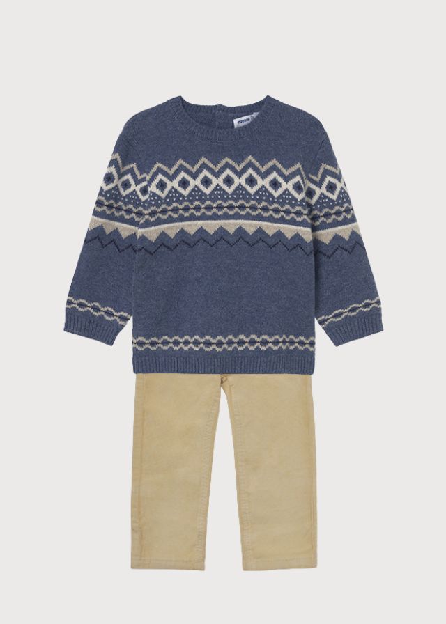 Conjunto pantalón caqui con suéter ballena