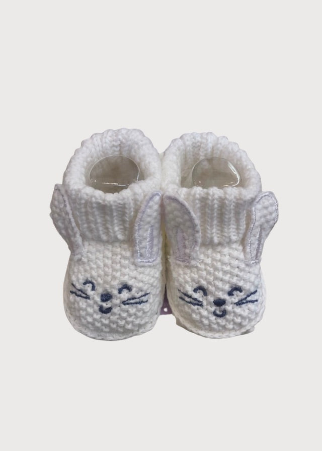 Zapatitos tejidos de crochet conejito blanco
