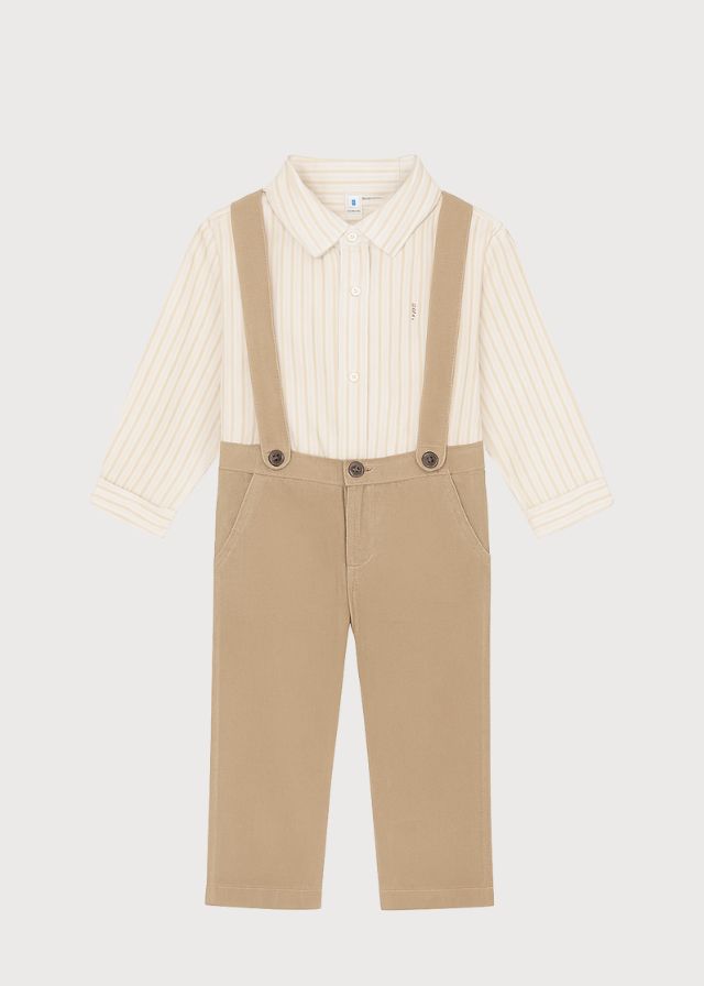 Pantalón tirantes con camisa beige