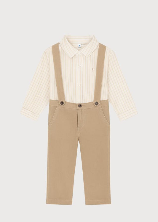 Pantalón tirantes con camisa beige